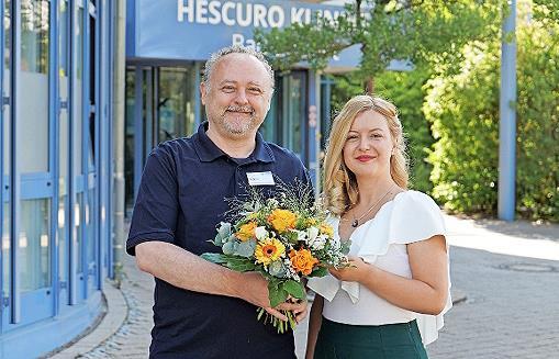 Chefarzt Arpad Grec gratuliert Marijana Cakic-Jankovic zur deutschen Approbation.