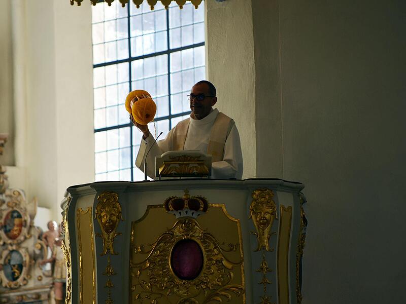 &bdquo;Vesperkirche&ldquo; in der Morizkirche in Coburg: Pfarrer Roland Huth hat ein Wollkn&auml;uel mitgebracht und ruft dazu auf, nicht aufzuh&ouml;ren, am &bdquo;Schal der W&auml;rme und Verbindung&ldquo; weiter zu stricken.