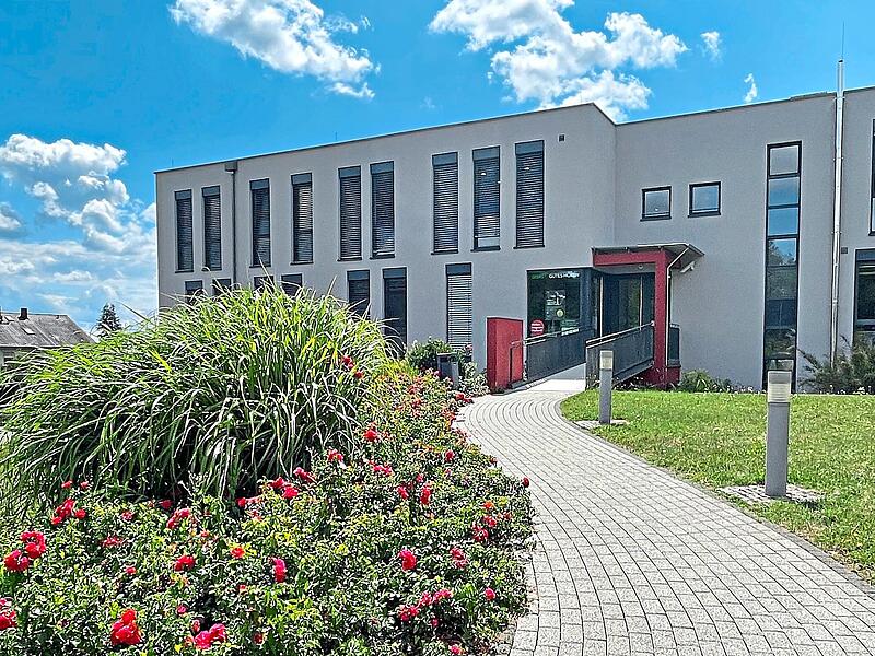Blick auf ein Geb&auml;ude des Medizinischen Versorgungszentrums in Ha&szlig;furt. G&uuml;nther Geiling