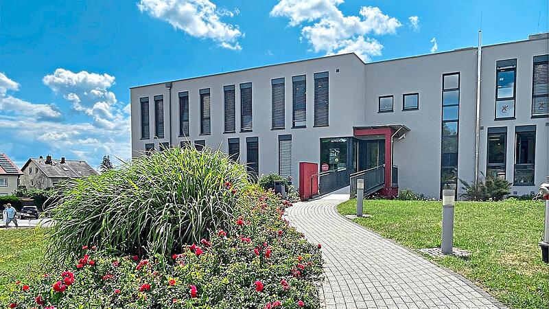 Blick auf ein Geb&auml;ude des Medizinischen Versorgungszentrums in Ha&szlig;furt. G&uuml;nther Geiling