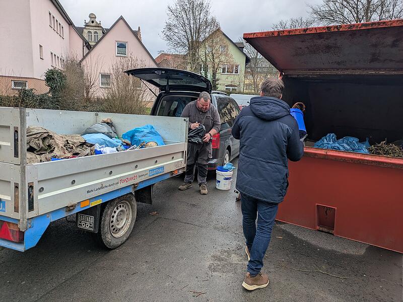 Ramadama Aufräumaktion am 14. März in MünnerstadtRamadama Aufräumaktion am 14. März in Münnerstadt Aus Fridritt kam Jürgen Eckert mit einem Kofferraum und einem Hänger voll Müllsäcken.
