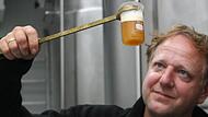 Braumeister Otmar Müller überprüft den Gärprozess.