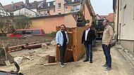 Planer Matthias Kirchner, Bürgermeister Michael Kastl und Bauamtschef Simon Glückert (von links) informieren sich über den Baufortschritt in der Kapellengasse, die zum Pilotprojekt werden soll.
