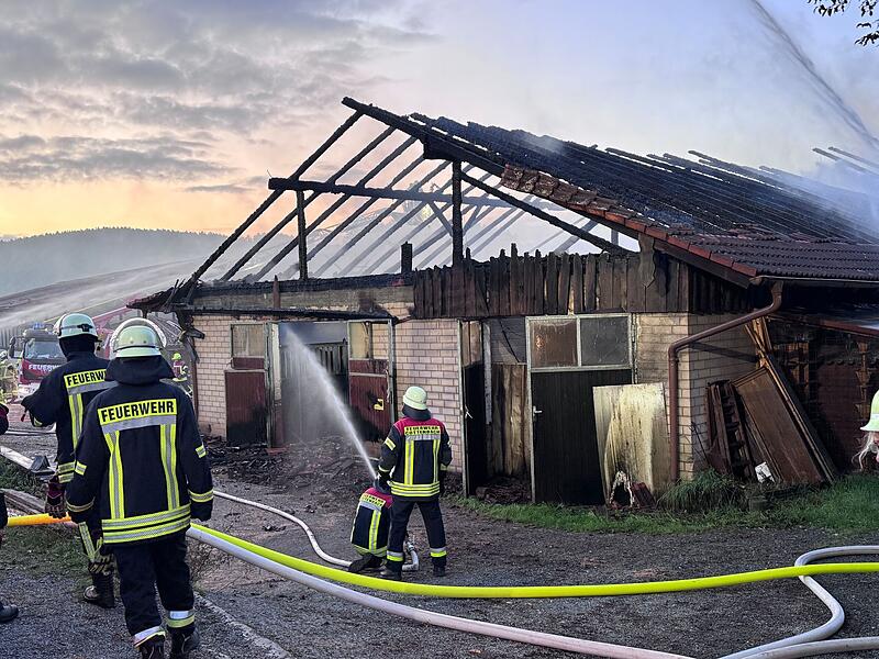 Reiterhalle komplett niedergebrannt: Großaufgebot der Feuerwehr im Einsatz
