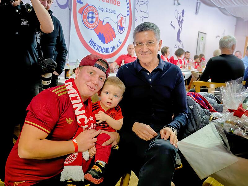 Ein nachtr&auml;gliches Weihnachtsgeschenk f&uuml;r den Hirschaider FC Bayern Fanclub: FC Bayern Pr&auml;sident Herbert Hainer war zu Besuch.