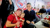Ein nachtr&auml;gliches Weihnachtsgeschenk f&uuml;r den Hirschaider FC Bayern Fanclub: FC Bayern Pr&auml;sident Herbert Hainer war zu Besuch.
