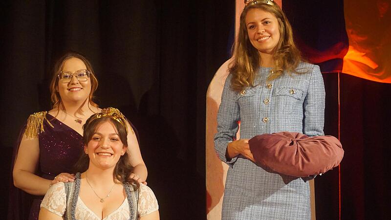 Ausnahmsweise war die fr&auml;nkische Weink&ouml;nigin Eva Brockmann (rechts) nur Gehilfin, als Katharina Schmitt ihrer Nachfolgerin Valentina Langer als Volkacher Weinprinzessin die Krone aufsetzte.