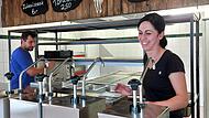 Anna Konrad und Frank M&uuml;ller haben die Brath&uuml;tte direkt an der Kaiserhof-Bierh&uuml;tte &uuml;bernommen.