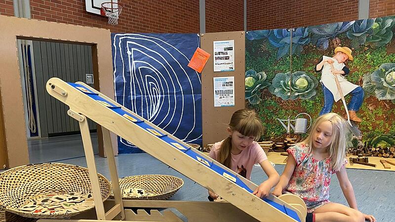 Beim „Spielplatz Sprache“ in Thurnau bildeten die Kinder mit Hilfe eines Förderbands Wörter und transportierten sie in die Körbe.