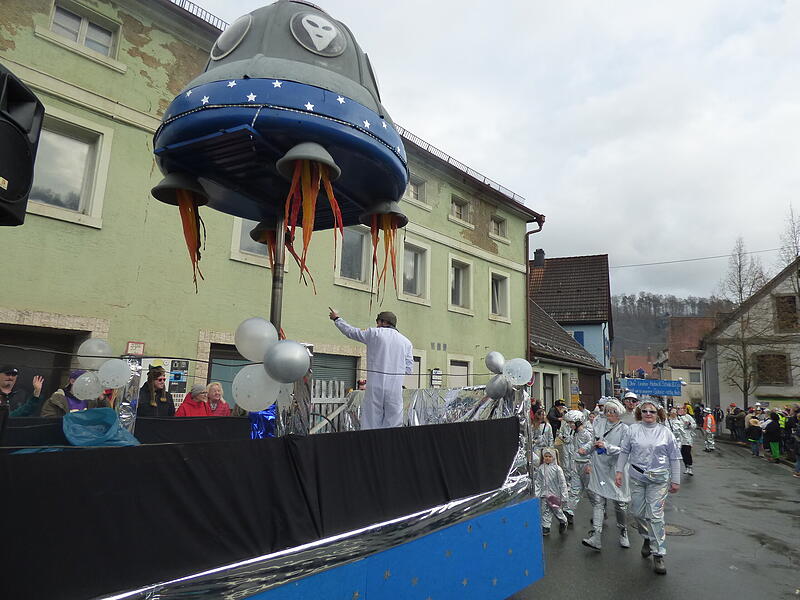 Der Faschingsumzug 2024 in Waischenfeld: bunt und voller Spitzen gegen die Bundespolitik.