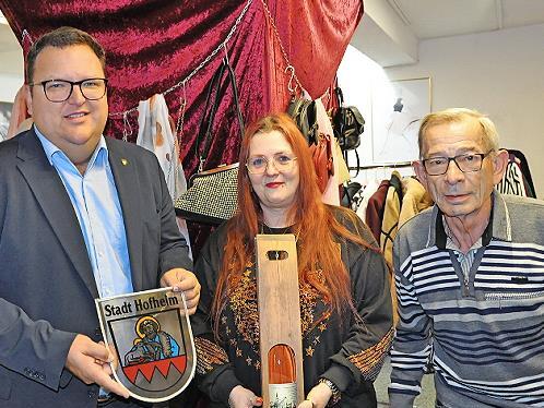 Bürgermeister Alexander Bergmann gratulierte Steffi und Johannes Schnesche zur Geschäftseröffnung. Verena Schnesche fehlt auf dem Bild.