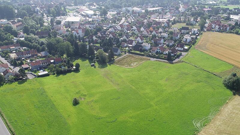Auf der Wiese vor dem bestehenden Thurnauer Wohngebiet sollten 52 Bauparzellen ausgewiesen werden. Daraus wird vorerst nichts.