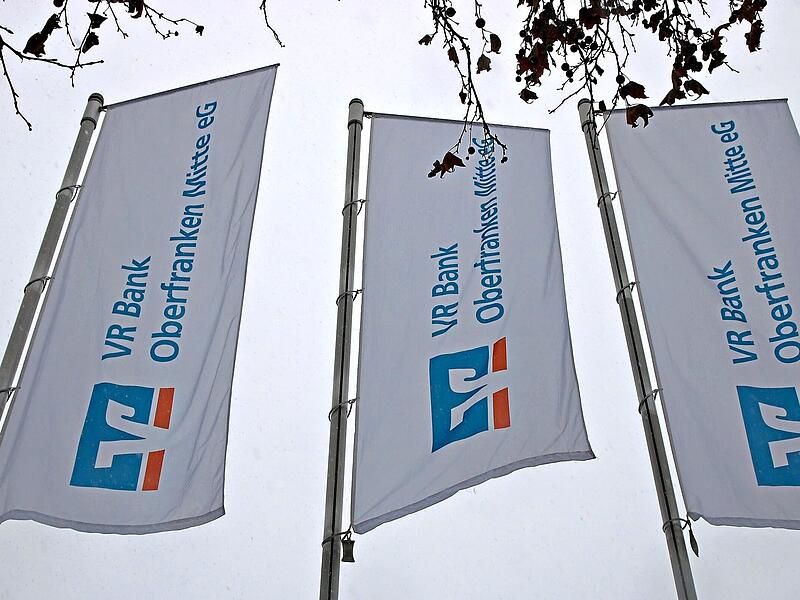 Die Fahnen der VR-Bank Oberfranken Mitte flattern im Wind. Jochen Nützel Die Fahnen der VR-Bank Oberfranken Mitte flattern im Wind. Jochen Nützel