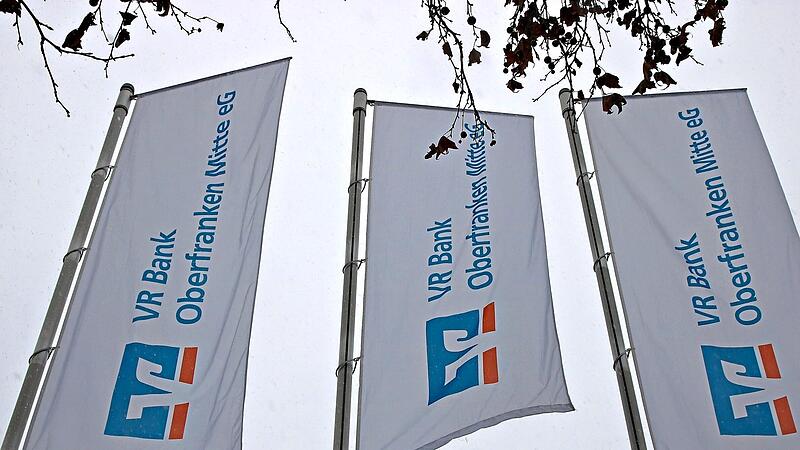 Die Fahnen der VR-Bank Oberfranken Mitte flattern im Wind. Jochen Nützel Die Fahnen der VR-Bank Oberfranken Mitte flattern im Wind. Jochen Nützel