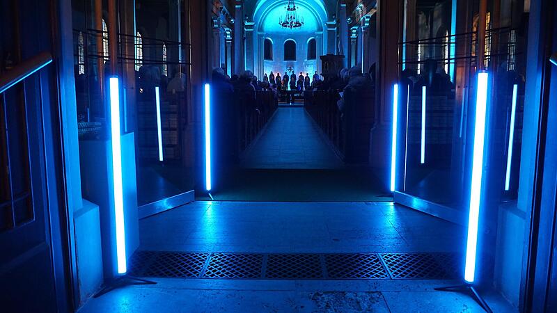 F&uuml;r die Fernseh&uuml;bertragung wurde die Kirche in blaues Licht geh&uuml;llt.