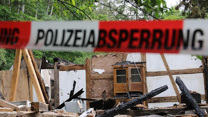 Das Gel&auml;nde ist von der Polizei abgesperrt worden.2023 Brand des Wehrhauses bei Oberdornlach