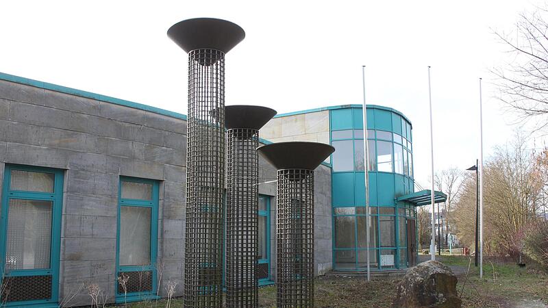 Die markante Front des Innovationszentrums Lichtenfels, das zum Verkauf steht