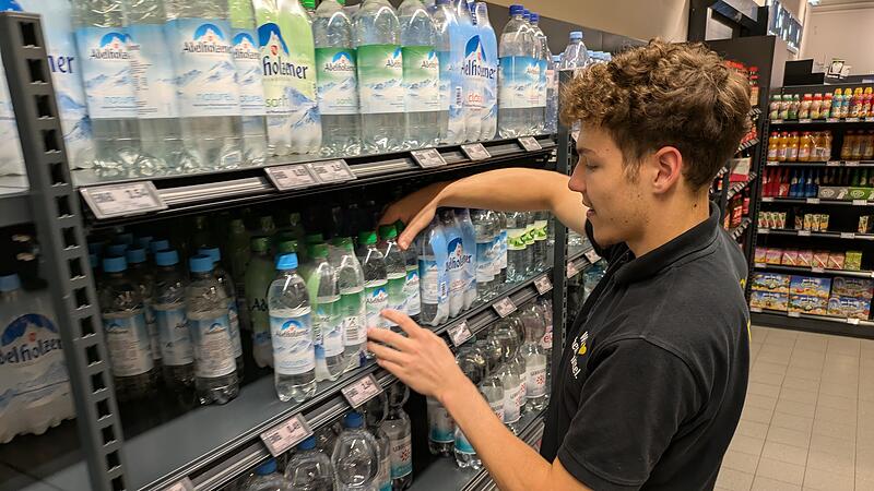 Azubi Leon Kolb in der Getr&auml;nke Abteilung des Edeka Center Seidl