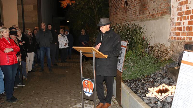 B&uuml;rgermeister Mario G&ouml;tz bei der Gedenkveranstaltung in Oberthulba.