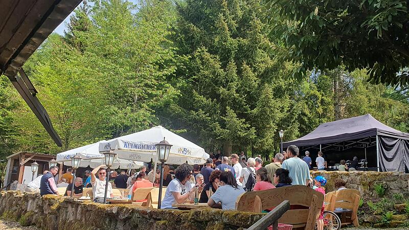Riesiger Andrang herrschte bei der Wiederer&ouml;ffnung der lange geschlossenen Arnoldh&uuml;tte auf dem Muppberg.