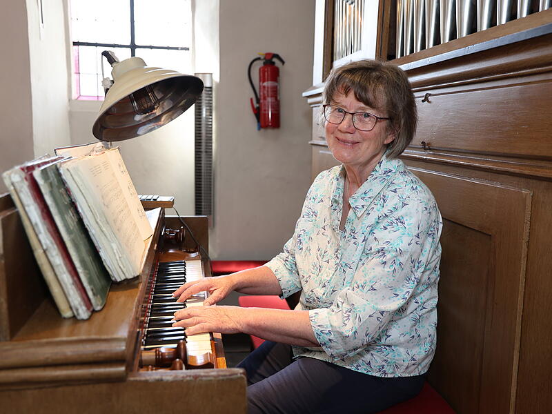 Gertrud Bergner an der Orgel in der Kirche St. Bartholom&auml;us in Willersdorf.