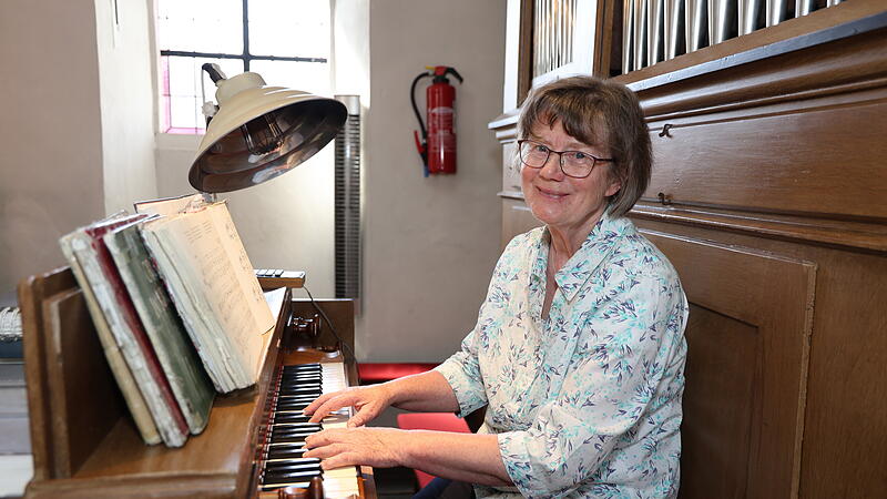 Gertrud Bergner an der Orgel in der Kirche St. Bartholom&auml;us in Willersdorf.