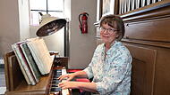Gertrud Bergner an der Orgel in der Kirche St. Bartholom&auml;us in Willersdorf.