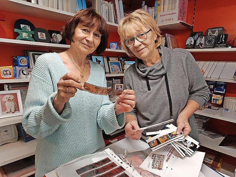 Gemeinsam erinnern sie sich an die Zeiten der Analogfotografie: Martina Enzmann (links) und ihre Schwester Ursula Geiger.