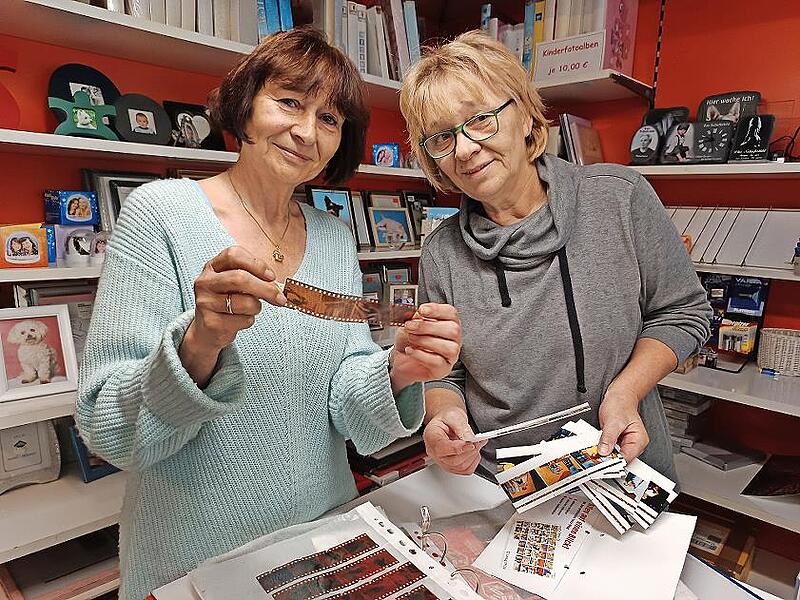 Gemeinsam erinnern sie sich an die Zeiten der Analogfotografie: Martina Enzmann (links) und ihre Schwester Ursula Geiger. Gemeinsam erinnern sie sich an die Zeiten der Analogfotografie: Martina Enzmann (links) und ihre Schwester Ursula Geiger.