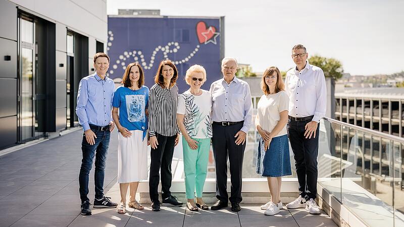 &Uuml;ber den D&auml;chern des Ertl-Shoppincenters in Hallstadt (von links): Karl-Heinrich Ertl, Ulli Ertl, Gaby Schr&ouml;del, Rosalinde Ertl, Karlheinz Ertl, Melanie Morgenroth und Werner Ertl