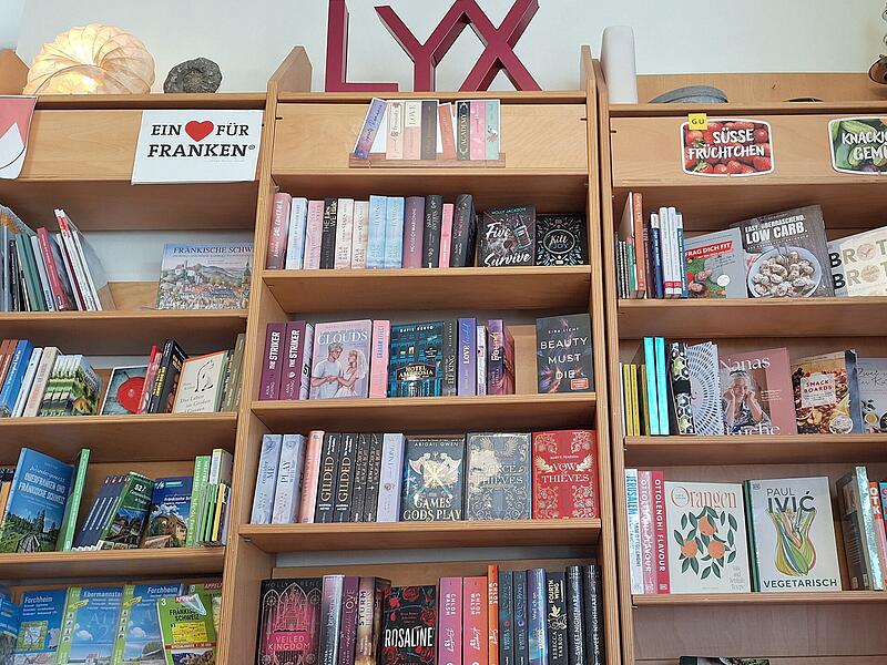 Booktok Hype Forchheim: Regal Buchhandlung 's blaue St&auml;ffalaForchheim & Fr&auml;nkische Schweiz