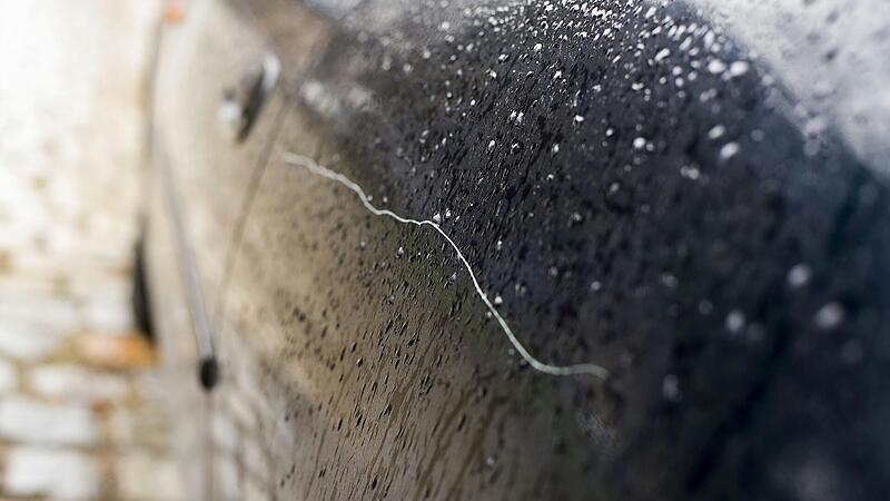Ehefrau zerkratzt Porsche von Affäre Ehefrau zerkratzt Porsche von Affäre