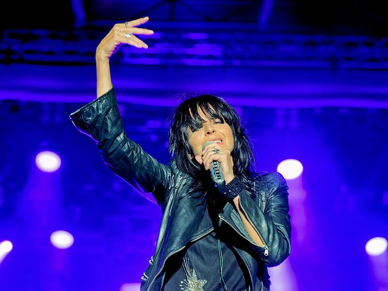 Muskulöser Sound, die Gitarren kreischen, das Schlagzeug scheppert – so feiert Nena mit 4000 Fans beim Sternenfestival in Burgebrach