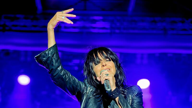 Muskul&ouml;ser Sound, die Gitarren kreischen, das Schlagzeug scheppert &ndash; so feiert Nena mit 4000 Fans beim Sternenfestival in Burgebrach
