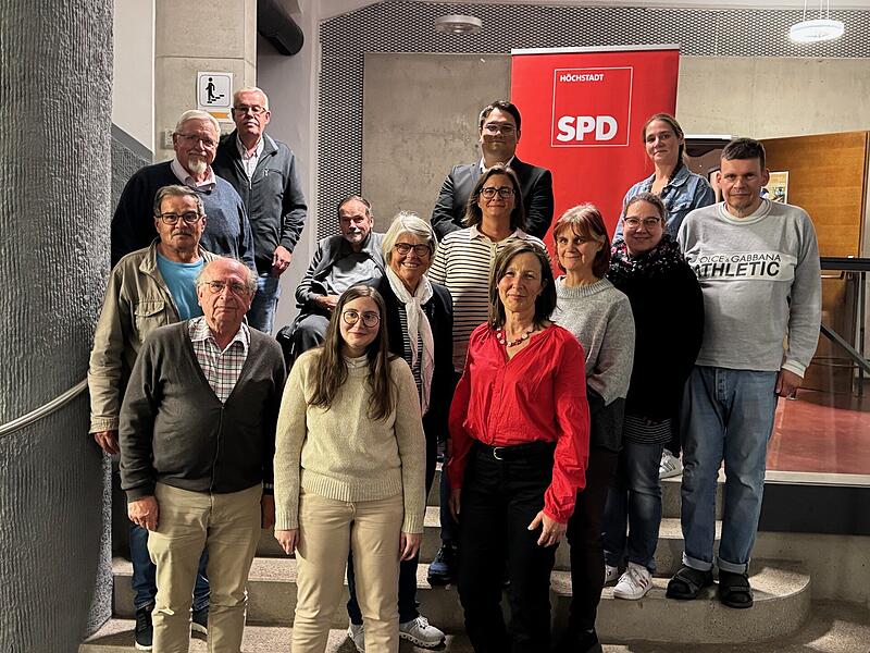 Der SPD-Ortsverband Höchstadt hat seine Kandidatinnen und Kandidaten für die Kommunalwahl 2026 vorgestellt. Andrea Niedt de Matos (vorne rechts) tritt als Bürgermeisterkandidatin an.