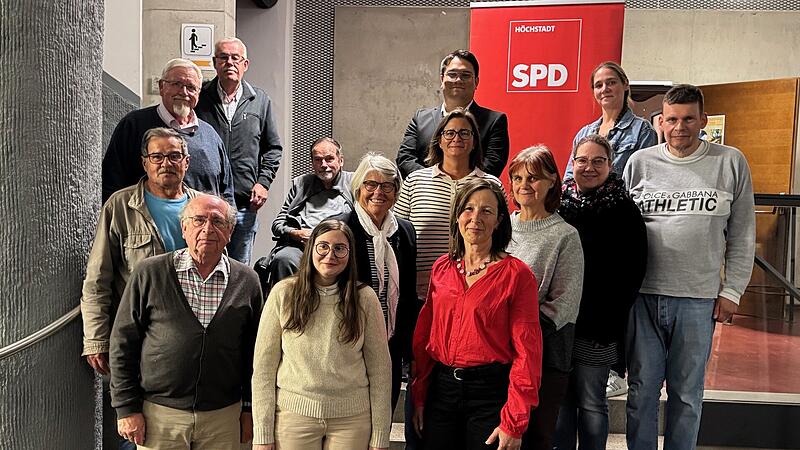 Der SPD-Ortsverband Höchstadt hat seine Kandidatinnen und Kandidaten für die Kommunalwahl 2026 vorgestellt. Andrea Niedt de Matos (vorne rechts) tritt als Bürgermeisterkandidatin an.