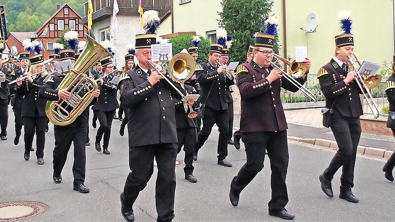 Eine Bereicherung bei den Festz&uuml;gen ist die Bergmannskapelle Stockheim im traditionellen Bergmannskleid.