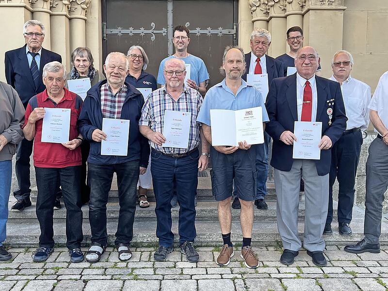 Alle Geehrten der BRK Bereitschaft Obereschenbach mit der Kreisbereitschaftsleitung. Alle Geehrten der BRK Bereitschaft Obereschenbach mit der Kreisbereitschaftsleitung.