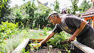 Garten Nummer vier ist großzügig in der Fläche und sooo gemütlich: Klaus Will (Foto) und seine Frau Christine Wolfschmitt-Will haben ihr eigenes Gartenidyll geschaffen.Tag der offenen Gartentür 2026 Garten Nummer vier ist großzügig in der Fläche und sooo gemütlich: Klaus Will (Foto) und seine Frau Christine Wolfschmitt-Will haben ihr eigenes Gartenidyll geschaffen.