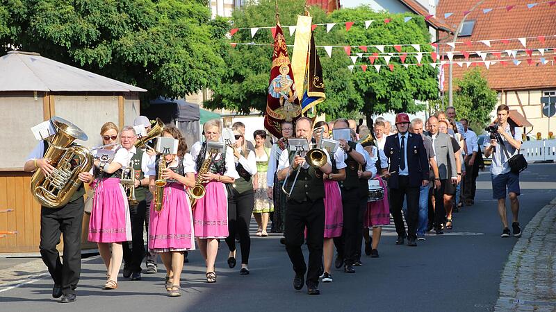Mit der Kirchenparade wurde das Jubiläum eingeläutet. Die Musiker der Musikvereinigung Machtilshausen führten die Ehrengäste zum Fest-Gottesdienst. Mit der Kirchenparade wurde das Jubiläum eingeläutet. Die Musiker der Musikvereinigung Machtilshausen führten die Ehrengäste zum Fest-Gottesdienst.