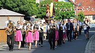 Mit der Kirchenparade wurde das Jubil&auml;um eingel&auml;utet. Die Musiker der Musikvereinigung Machtilshausen f&uuml;hrten die Ehreng&auml;ste zum Fest-Gottesdienst.