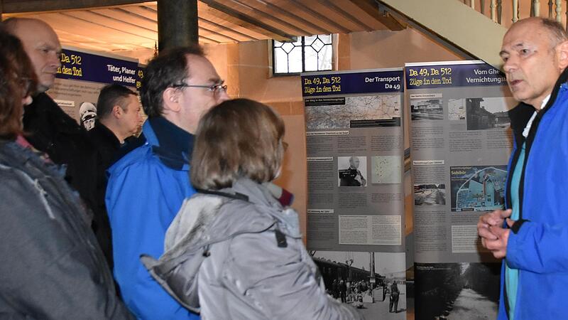 Wolfgang Schoberth informierte über die Ausstellung „Züge in den Tod“.
