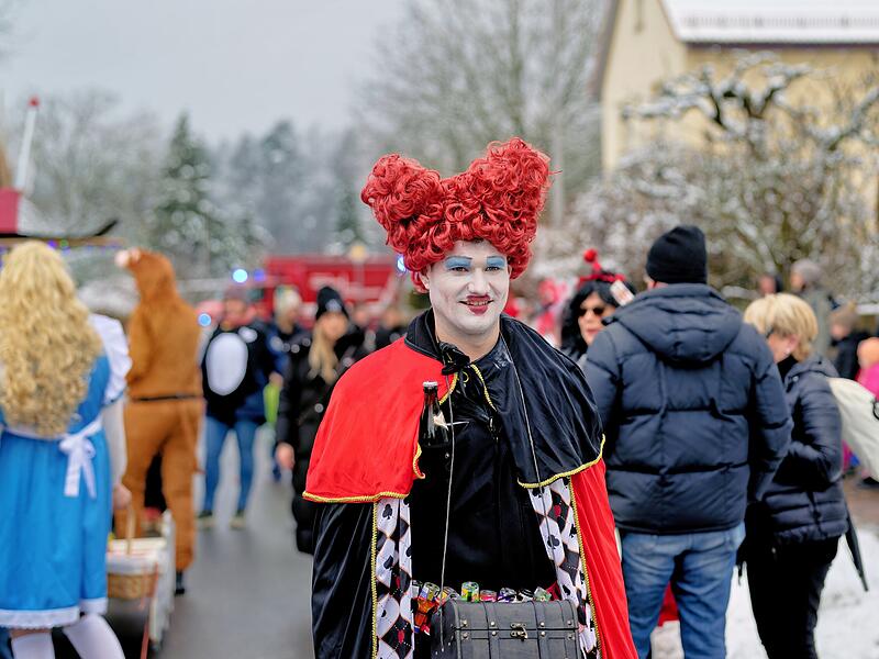 Trotz Schneefall herrschte beim Kinderfaschingsumzug in Ro&szlig;dorf eine super Stimmung.
