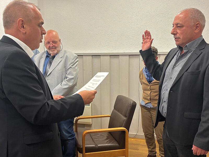 Dieter Mühlbauer wurde als Dritter Bürgermeister vereidigt. Dieter Mühlbauer wurde als Dritter Bürgermeister vereidigt.