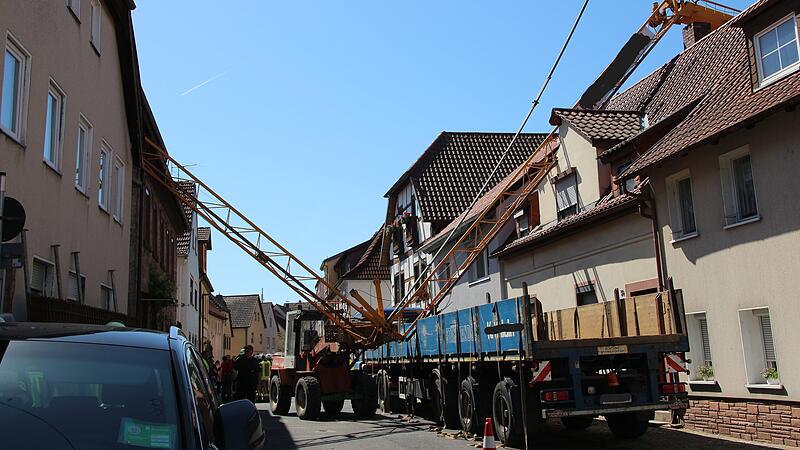 Baukran stürzt in Hammelburg auf Häuser Baukran stürzt in Hammelburg auf Häuser