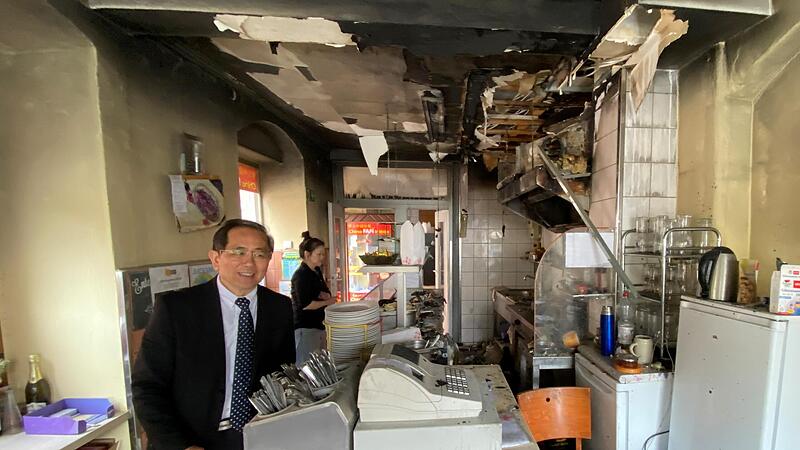 Zum Glück wurde niemand ernsthaft verletzt. You Xie in seinem abgebrannten Schnell-Restaurant in der Fischstraße
