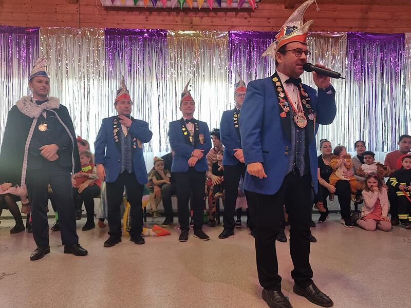 Der Kinderfasching des 1. FC Burk in Forchheim &uuml;berrascht mit vielen H&ouml;hepunkten und ausgelassener Stimmung.