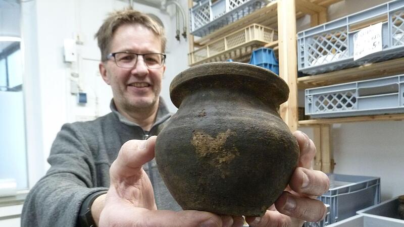 Der Arch&auml;ologe Claus Vetterling zeigt in seinen R&auml;umen in Bamberg ein Gef&auml;&szlig;, das im Forchheimer Rathaus gefunden wurde.Forchheim & Fr&auml;nkische Schweiz