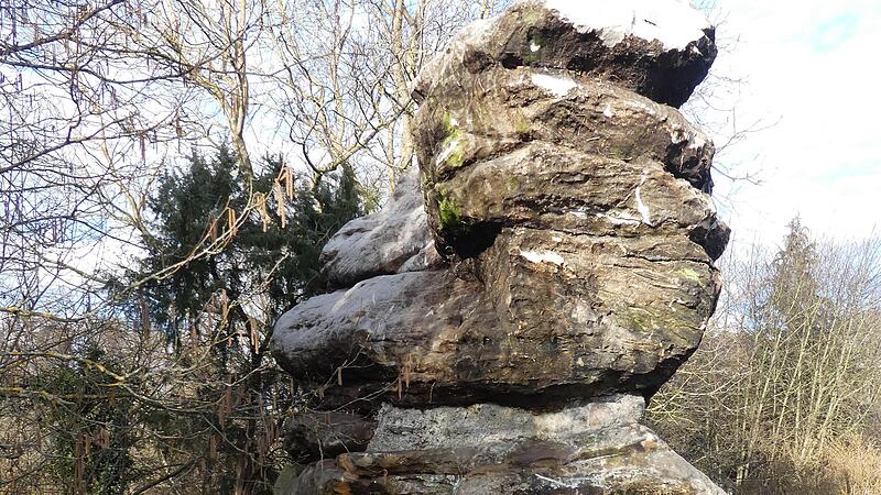 Der Bismarckfelsen,  von der Hutschdorfer Straße aus betrachtet.