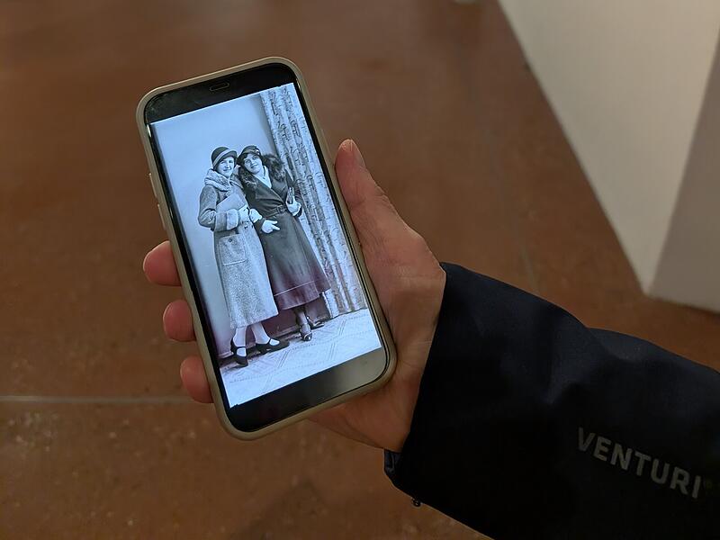 Dieses Originalfoto der beiden Freundinnen hängt im Weltladen Forchheim.Forchheim & Fränkische Schweiz Dieses Originalfoto der beiden Freundinnen hängt im Weltladen Forchheim.